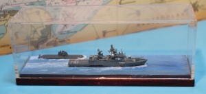 Korvette F 265 "Köln" mit "U 31" in gestalteter Vitrine (1 St.) D 2022 / 2004 Albatros ALK-SVP 243-207  - bitte separat bestellen -